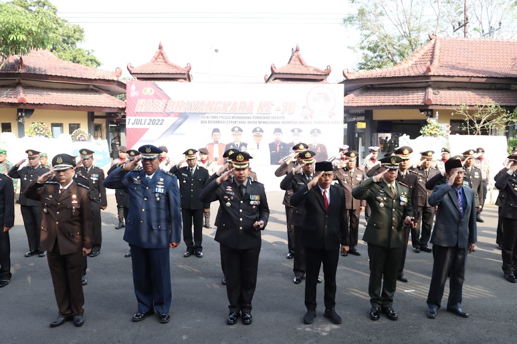 Polres Ponorogo Bersama Forkopimda Gelar Upacara Peringatan Puncak HUT Bhayangkara Ke-76 Secara Virtual.