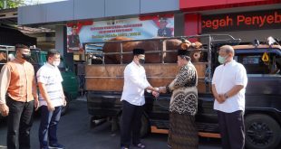 Kapolres Ponorogo Serahkan Hewan dan Daging Qurban Dalam Rangka Idul Adha 1443 H