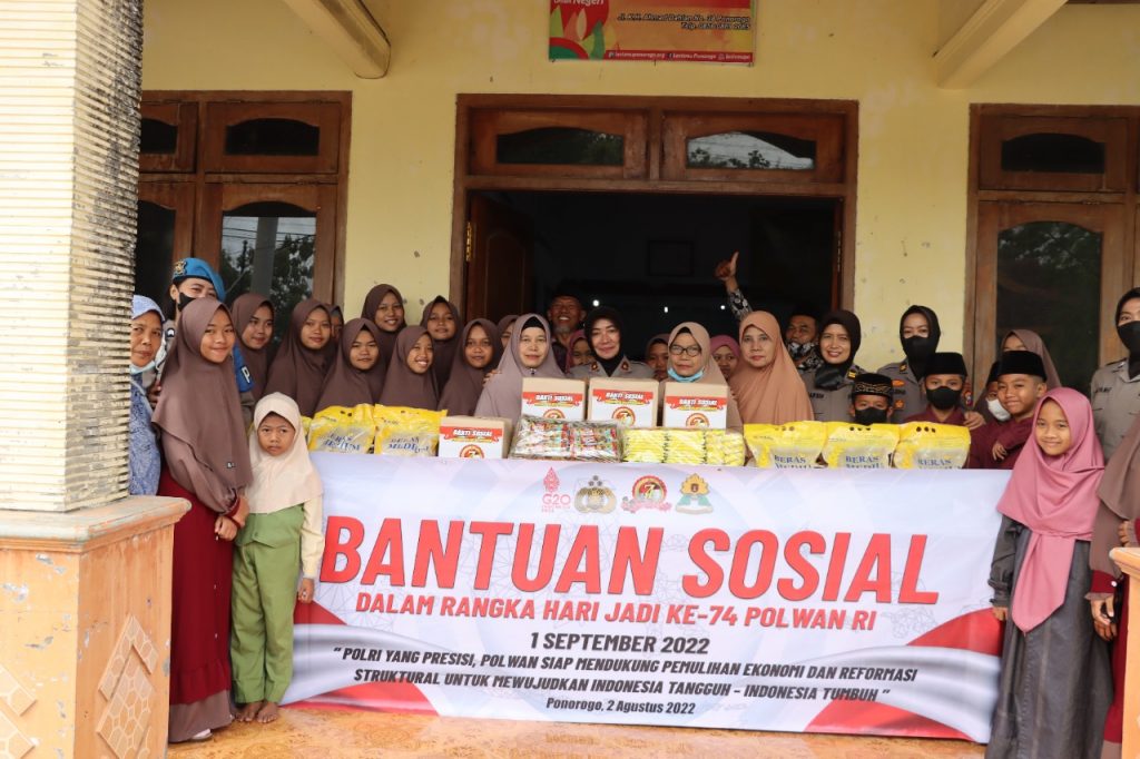 Polwan Polres Ponorogo Salurkan Bansos Kepada Anak Yatim