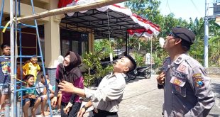 Meriahkan HUT RI Ke-77, Kapolsek Sukorejo Ikut Lomba Makan Krupuk