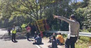 Oleng, Truck Muat Ayam Potong Tabrak Pembatas Jalan Karanganyar – Sarangan