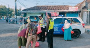 Satlantas Polres Ponorogo Bagikan Nasi Kotak Kepada Abang Becak Dan Tukang Parkir