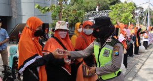 Hadapi Demonstran, Polwan Polres Magetan Bagikan Air Mineral Dan Buah Jeruk