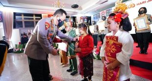 Raih Juara 2 Lomba Video Kreatif Suara Hati Anak Polwan, Polwan Polda Jatim Terima Penghargaan Dari Kapolri