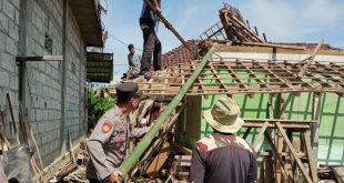 Polsek Pudak Beri Bantuan Sembako Dan Gotong Royong bersihkan Sisa Robohan Rumah Warga