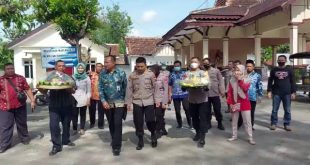 Kapolsek Sukorejo Bersama Forpimka Berikan Kejutan HUT TNI Ke-77