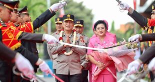 Suasana Haru Saat Tradisi Pedang Pora Mengiringi Pelepasan Irjen Pol Nico Afinta