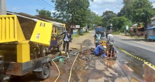 PDAM Tirta Mulia Pemalang Perbaiki Kebocoran Pipa 16 Inch di Depan Lapangan Silarang