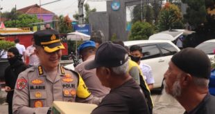 Di Ponorogo, Irwasda Polda Jatim Serahkan Bantuan Sembako Kepada Abang Becak