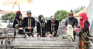 Peringati Hari Jadi Kabupaten Sampang Ke -399, Bupati dan Wabub beserta Jajaran Nyekar Ke Makam Leluhur