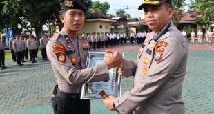 Kapolres Magetan Berikan Penghargaan Anggota Berprestasi di Ajang Karate Internasional