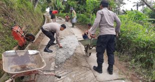 Polsek Pulung Bersama Warga Rabat Jalan Rusak