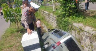 Diduga Sopir Ngantuk, Daihatsu Grand Max Terjun Ke Parit