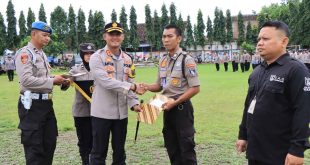 Berhasil Tangkap Dan Gagalkan Aksi Pembobol ATM Dua Warga ini Terima Penghargaan Dari Kapolres Madiun