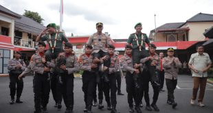 Kapolres Jember Lepas Sambut Dandim 0824 Dengan Gendong Komando