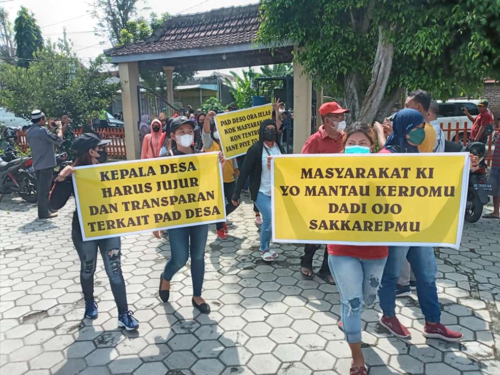 Tuntut Transparansi PAD, Puluhan Warga Ngrupit Geruduk Kantor Desa