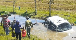 Terjun Ke Sungai, Grand Max Diduga Mobil Siaga Milik Pemdes Mulyorejo Ringsek