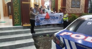 Satlantas Polres Nganjuk Lakukan Patroli Sambil Bagikan Takjil 