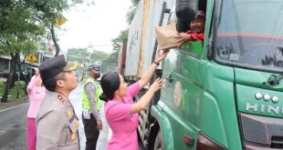 Kapolres dan Ketua Bhayangkari Nganjuk Turun Langsung Bagikan Paket Takjil