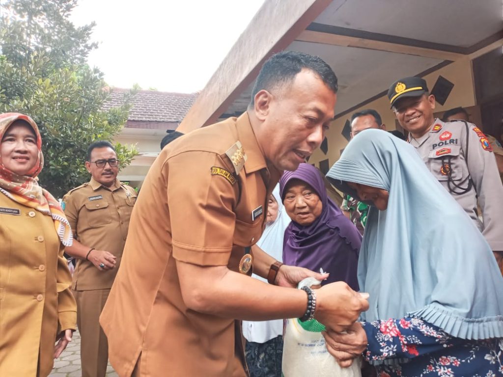 Pemkab Ponorogo Salurkan Bantuan Cadangan Pangan Pemerintah Kepada KPM