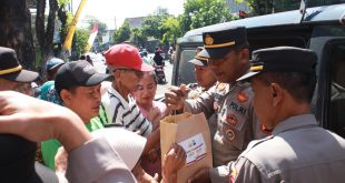 Polres Nganjuk Berbagi, Warga Tanjunganom Senyum Sumringah