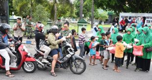 Kodim Ponorogo Bagikan Takjil Buka Puasa Kepada Pengendara