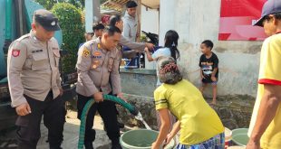 Tindaklanjuti Jumat Curhat Polres Jember Salurkan Bantuan Air Bersih Untuk Warga