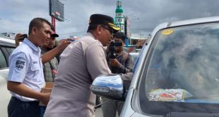 Aksi Simpatik, Polisi Berbagi Air Mineral Kepada Pengendara yang Antri di Pelabuhan Ketapang