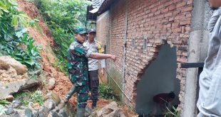 Kompak TNI – Polri Bersama Warga di Trenggalek Gotong Royong Bersihkan Material Tanah Longsor