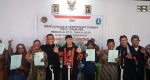 Bupati Ponorogo Bersama Kepala BPN Serahkan Sertifikat PTSL Kepada Warga Desa Trisono