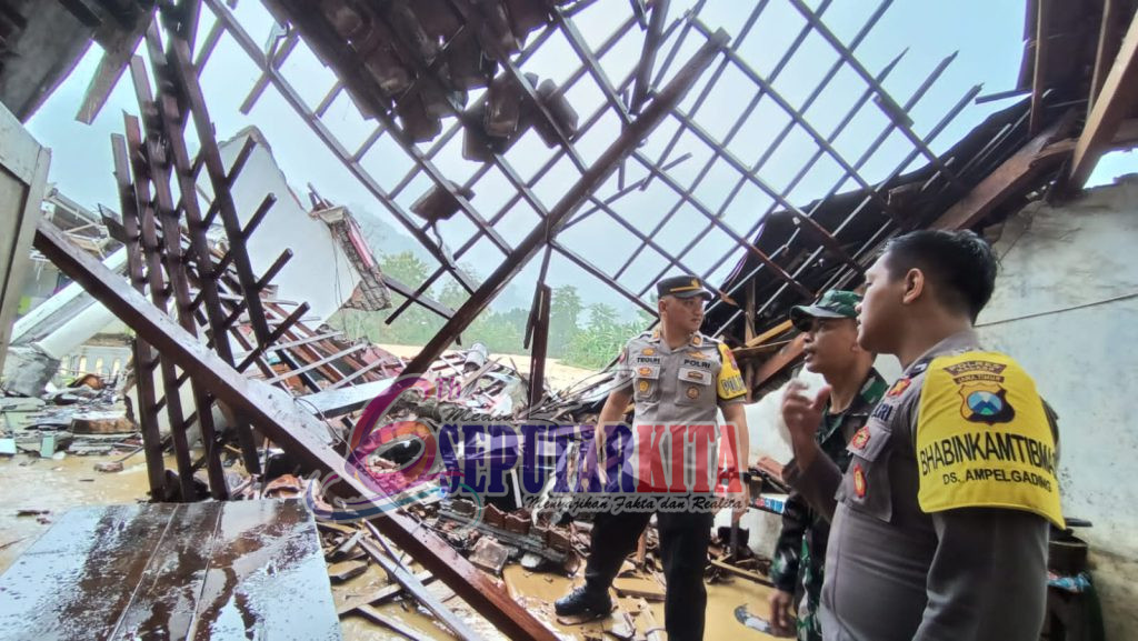 Tanggap Bencana, Polisi Bantu Evakuasi Korban Banjir dan Tanah Longsor di Malang