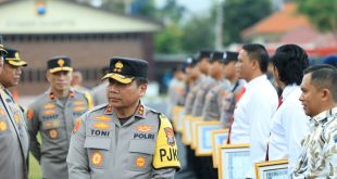 Kapolda Jatim Beri Penghargaan Puluhan Personel Polri dan PNS serta Masyarakat Umum