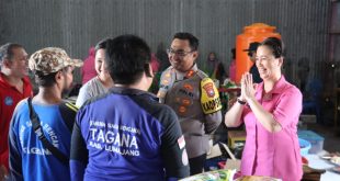 Polres Lumajang dan Bhayangkari Salurkan Bantuan Untuk Korban Banjir Semeru