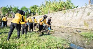 Polisi Peduli Lingkungan, Polwan Polres Ponorogo Bersihkan Sungai