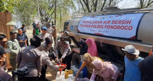 Polwan Polres Ponorogo Distribusikan Bantuan Air Bersih Kepada Warga Desa Duri