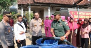 Polres Ponorogo Droping Air Bersih Bagi Warga Pangkal Sawoo