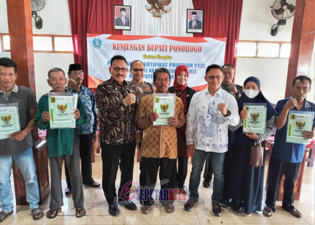 Ratusan Warga Desa Besuki Terima Sertifikat PTSL