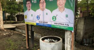 Warga Resahkan Pemasangan Baliho Caleg di Pohon dan Diatas Tempat Sampah