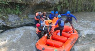 Polisi Bersama Tim SAR Gabungan Kota Batu Berhasil Temukan Korban Hanyut di Sungai Konto 