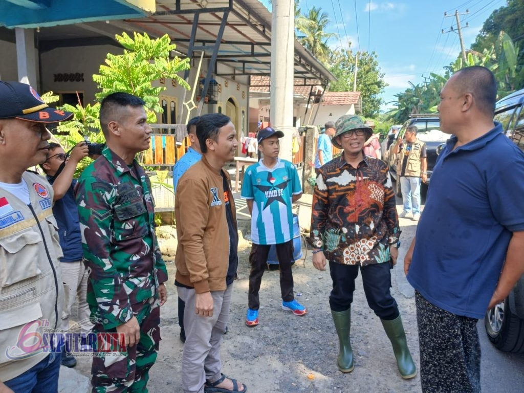 Pemerintah Desa Laya Bagikan Sembako yang dikirim Dari Rumah Kabupaten Kepada Masyarakat Desa Laya yang terdampak Banjir