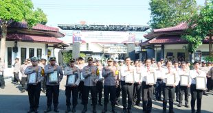 Kapolres Ponorogo Berikan Reward Kepada Anggota Berprestasi