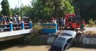 Sedan Mercy Milik Warga Ngawi Terperosok ke Sungai Maospati