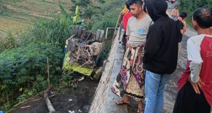 Truk Muatan Pasir Terguling di Tikungan Sendang Agung