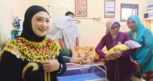 Dua Bayi Lahir Tepat di Hari Kemerdekaan Dapat Bingkisan Dari Ibu Camat Sine