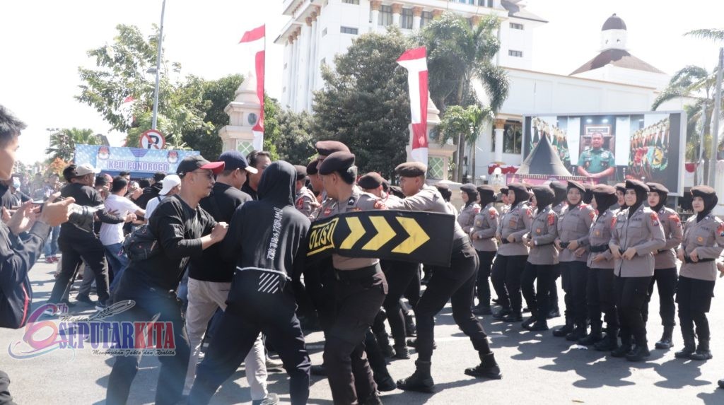 Polres Ponorogo Gelar Peragakan Sispamkota Pilkada 2024