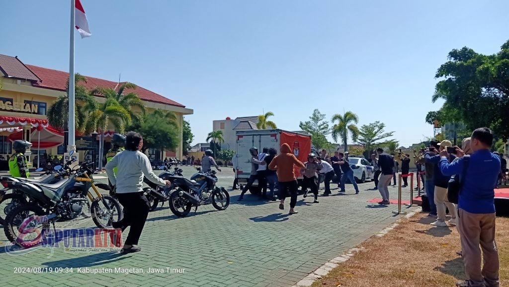 Siap Amankan dan Kawal Pilkada 2024, Polres Magetan Peragakan Simulasi Sispamkota.
