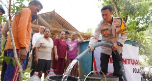 Polres Ponorogo Droping Air Bersih Kepada Warga Desa Dayakan