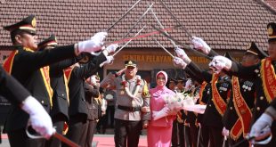 Tradisi Pedang Pora Iringi Penyambutan dan Pelepasan Kapolres Jombang