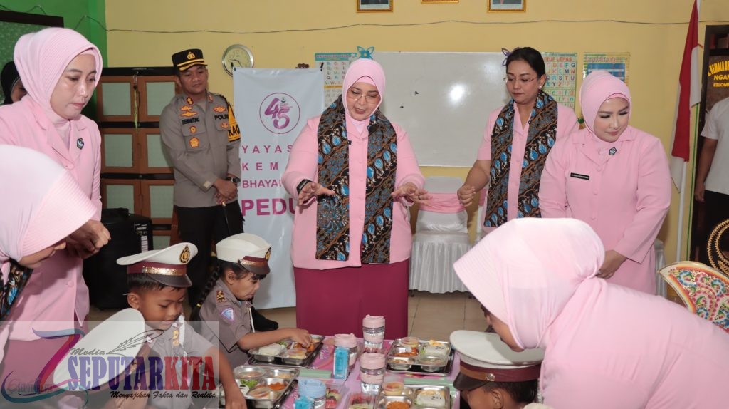 Dukung Gizi Anak, Ketua PYKB Daerah Jatim Berbagi di TK Kemala Bhayangkari Nganjuk