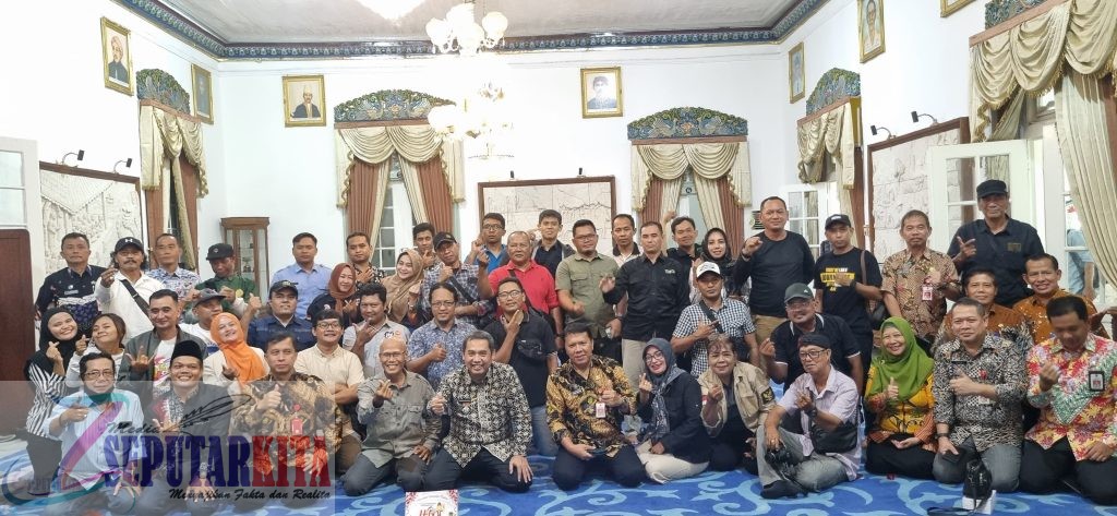 Ditandai Pemotongan Tumpeng, Istimewakan Peringatan HPN 2025 Yang Digelar Diskominfo Kab. Madiun.